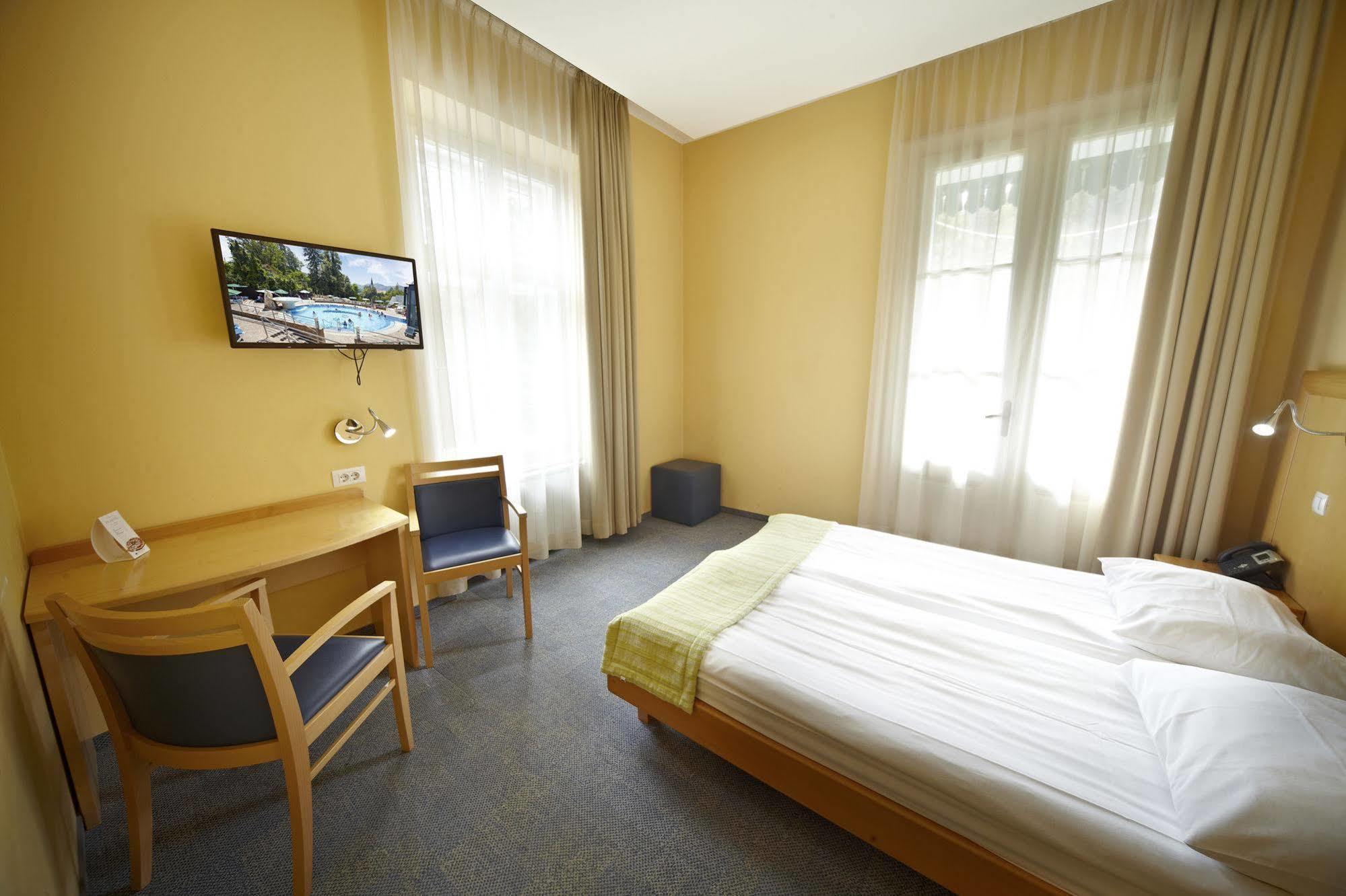 Depadansa Hotel Park - Terme โดแบร์นา ภายนอก รูปภาพ